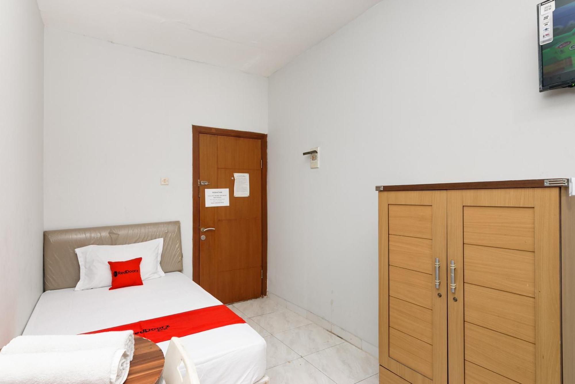 Reddoorz Near Mandaya Royal Hospital Puri Hotel Tangerang Exterior photo