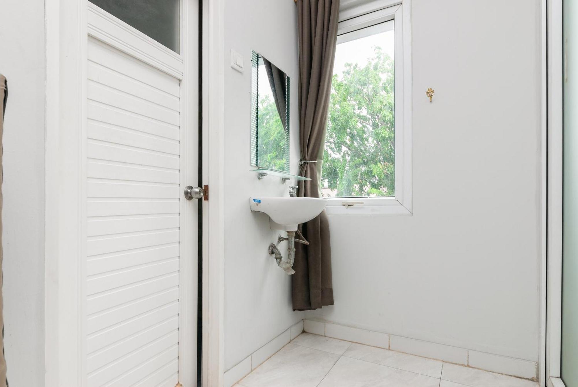 Reddoorz Near Mandaya Royal Hospital Puri Hotel Tangerang Exterior photo