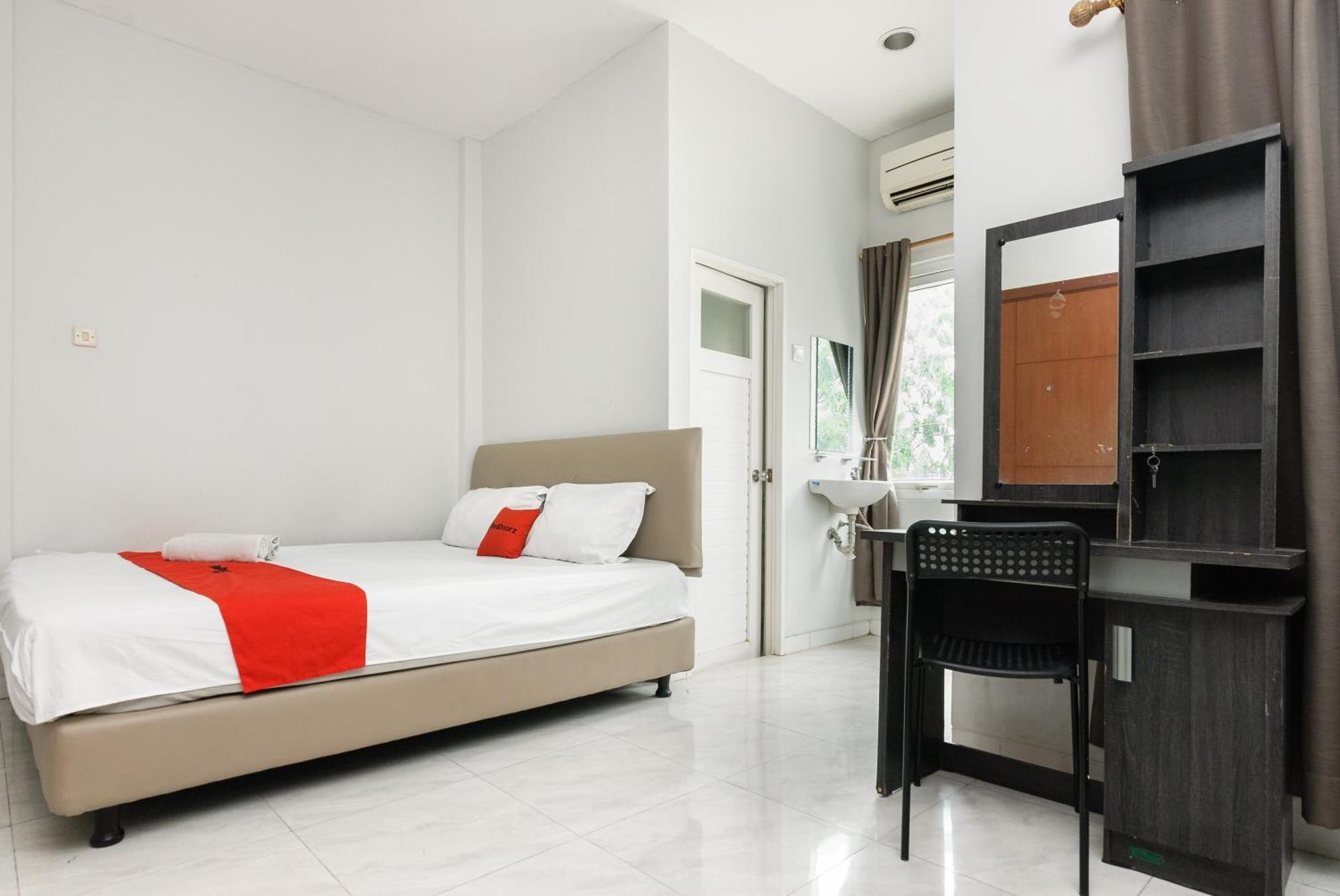 Reddoorz Near Mandaya Royal Hospital Puri Hotel Tangerang Exterior photo
