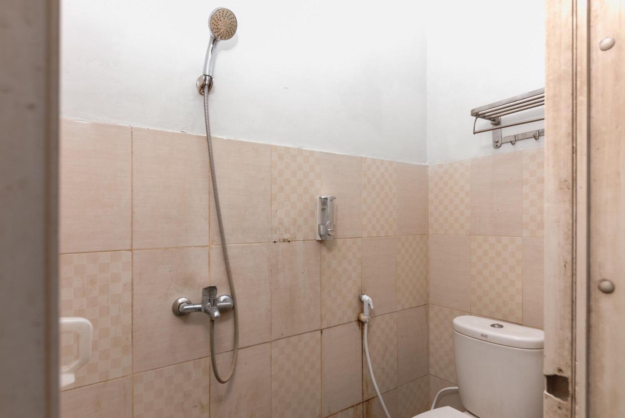 Reddoorz Near Mandaya Royal Hospital Puri Hotel Tangerang Exterior photo